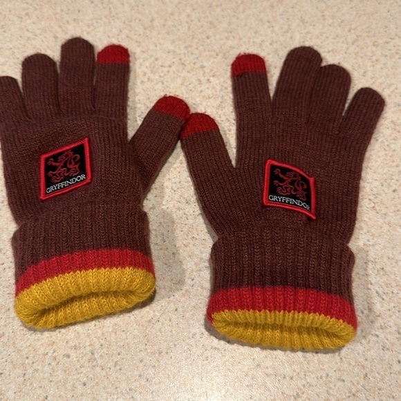 Gryffindor Emblem‎ Adult Gloves - Picture 5 of 5